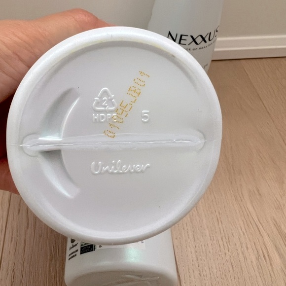 Nexxus Hydralight Weightless Moisture Shampoo (3) - Picture 3 of 3